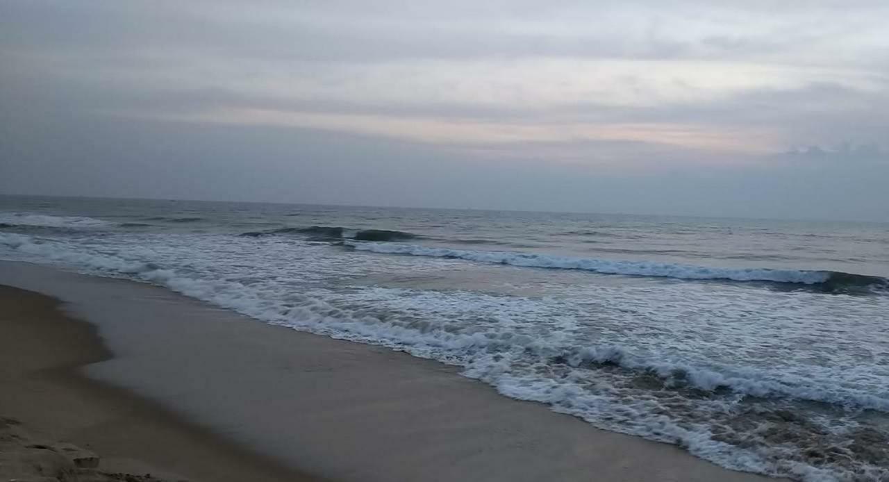 Waves Beach House Puducherry Buitenkant foto
